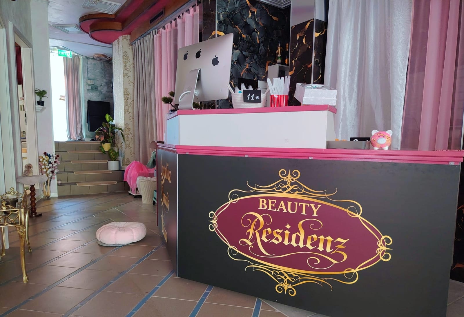 Empfangstheke mit dem Beauty-Residenz-Logo
