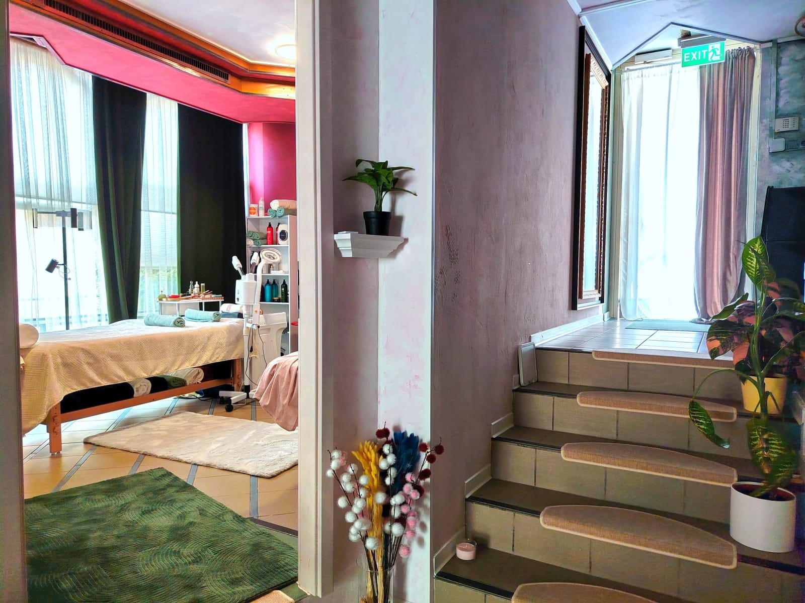 Blick in einen Behandlungsraum und auf die Treppe in den oberen Bereich